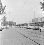 859373 Gezicht op de Stationssingel te Rotterdam, met de noordzijde van het N.S.-station Rotterdam C.S.